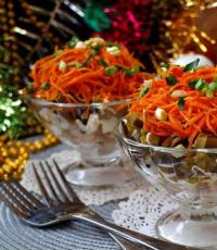 Салат с копченым окорочком и корейской морковью