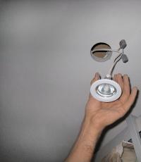 Kako ugraditi svjetiljku u spušteni strop